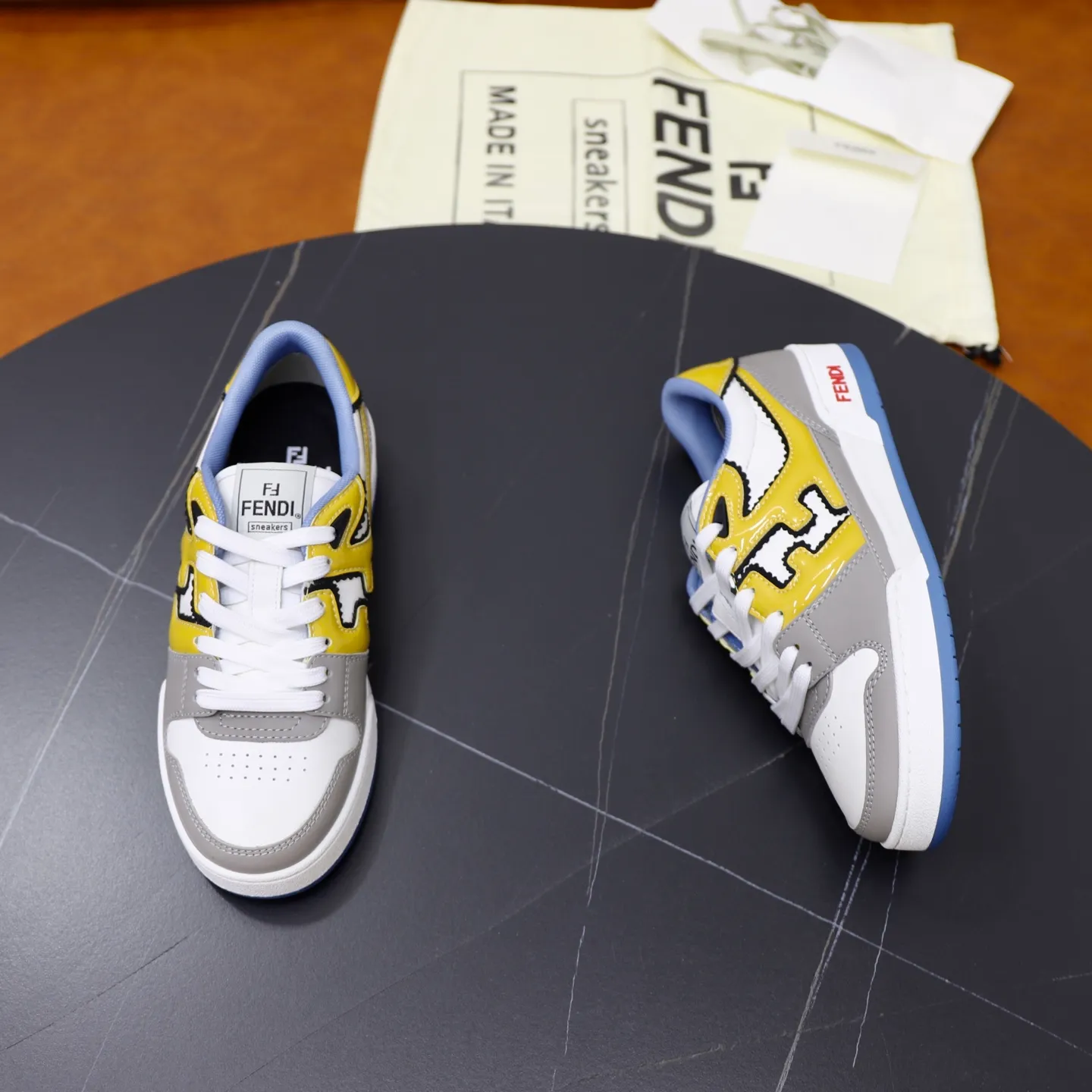 Ex-factory price: 640🔥Couple model (top original order) Brand: FENDI Size: 35-44 (customized for men 38 and 45) Grade: original order quality High version Material: Imported original cowhide stitching ➕ High-quality and comfortable lining Original TPU lightweight anti-slip outsole Style category: Travel fashion casual shoes Versatile trend